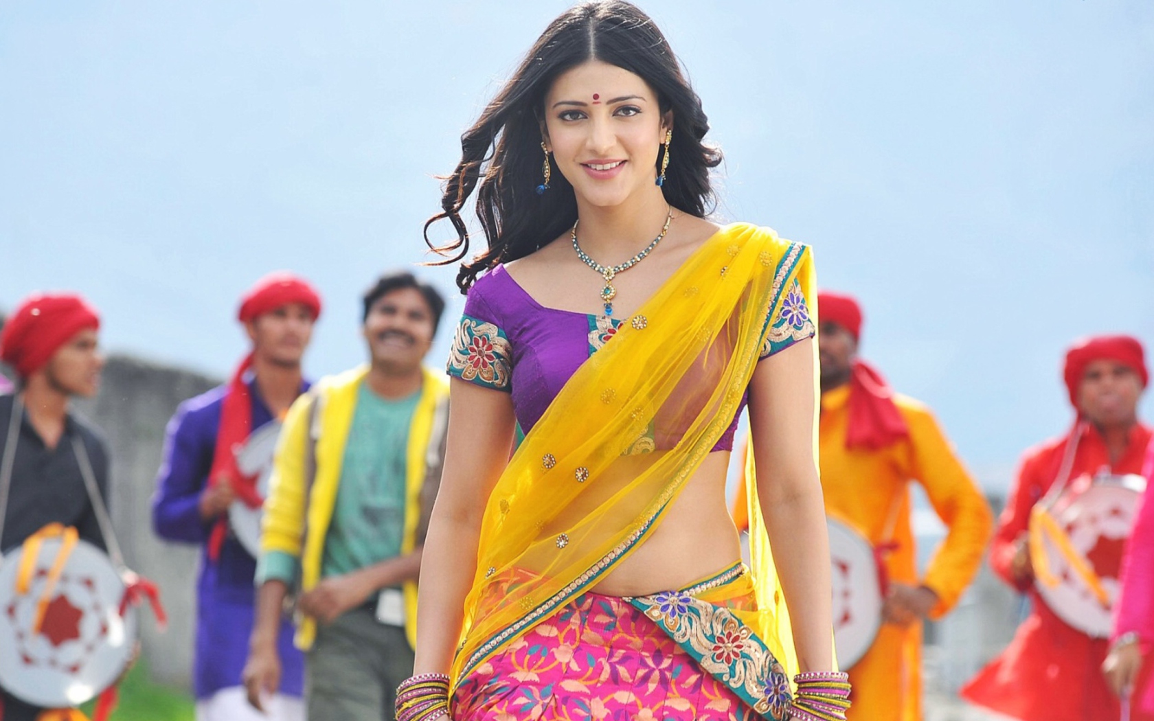 Shruti Hassan In Gabbar Singh wallpaper 1680x1050