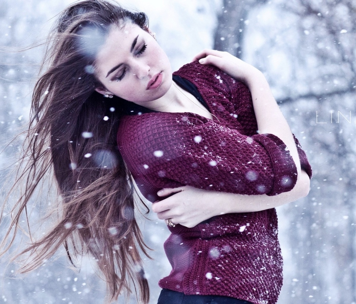 Girl from a winter poem wallpaper 1200x1024