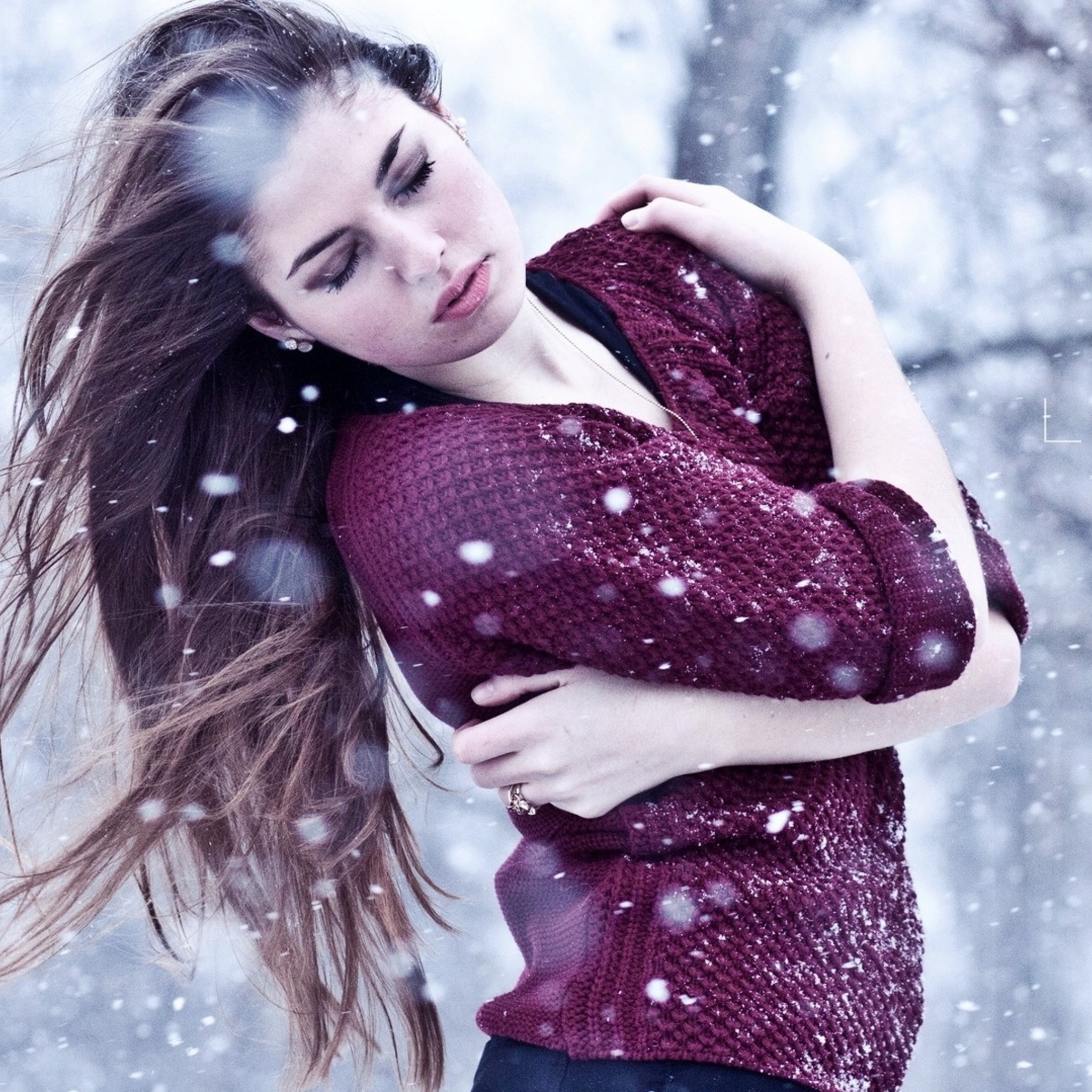 Girl from a winter poem wallpaper 2048x2048