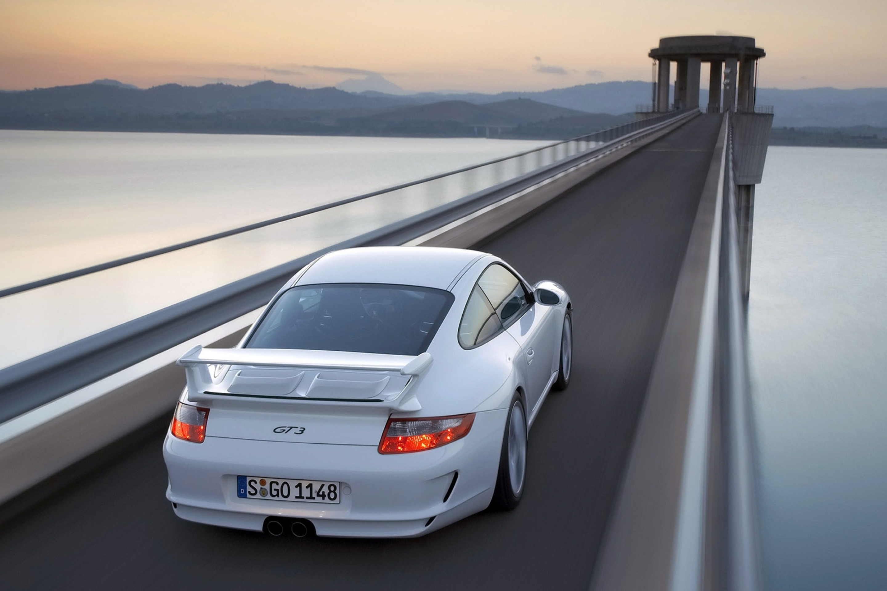 Там едут машинки. Porsche 911 gt3 Wallpaper. Машина на дороге. Мост автомобиля. Белый автомобиль.