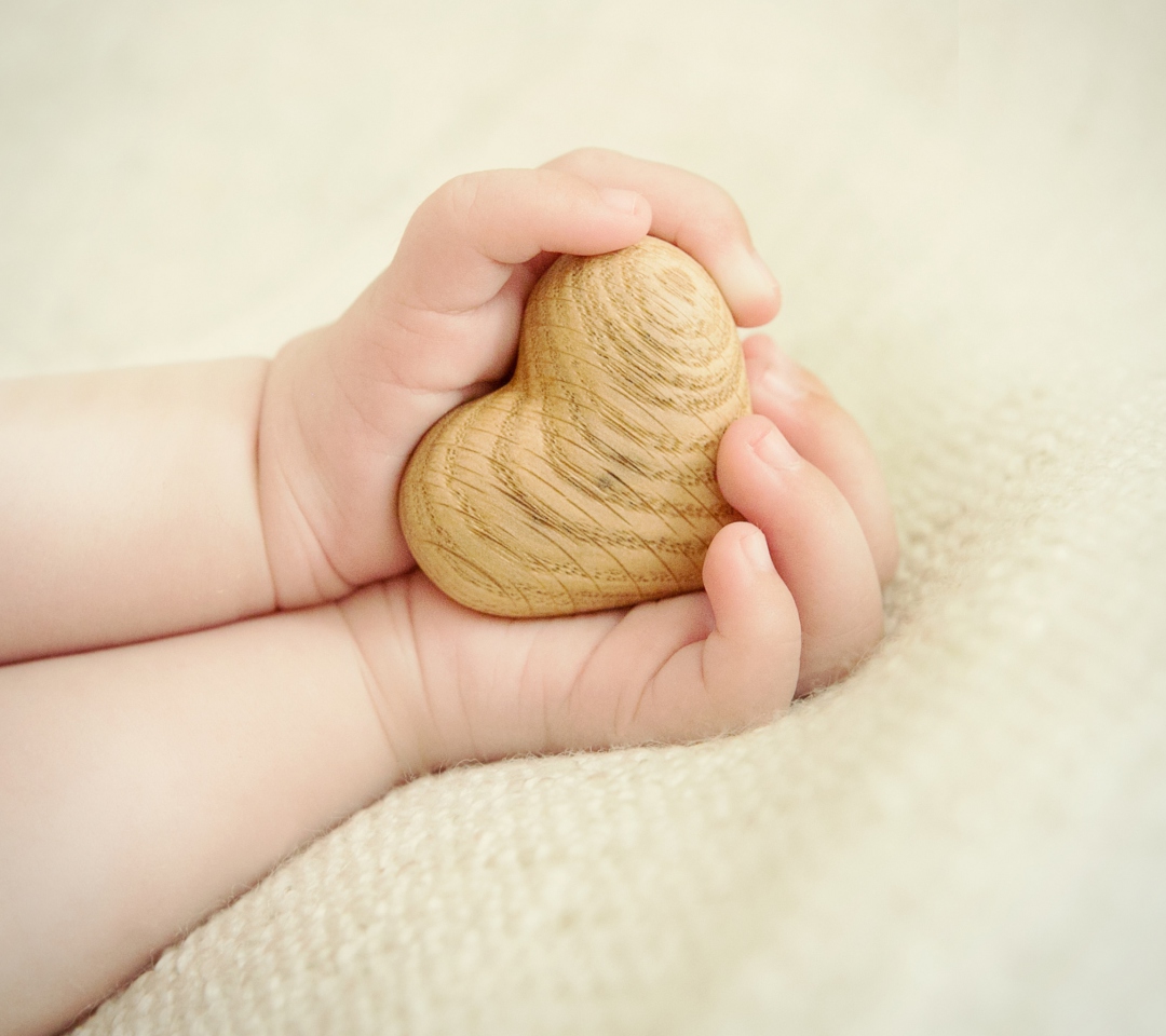 Обои Little Wooden Heart In Child's Hands 1080x960