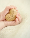 Sfondi Little Wooden Heart In Child's Hands 128x160