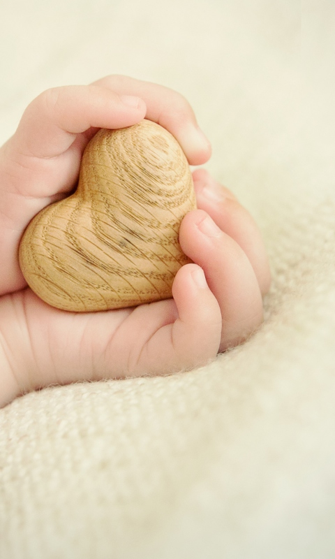 Das Little Wooden Heart In Child's Hands Wallpaper 480x800