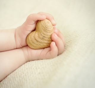 Little Wooden Heart In Child's Hands - Obrázkek zdarma pro iPad mini 2