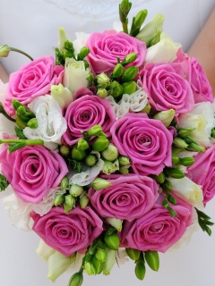 Fondo de pantalla Pink Wedding Bouquet 240x320
