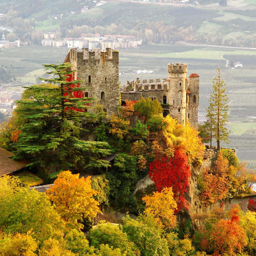 Fondo de pantalla Brunnenburg Castle in South Tyrol 1024x1024