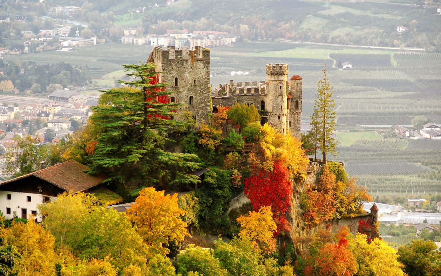 Brunnenburg Castle in South Tyrol screenshot #1 1440x900