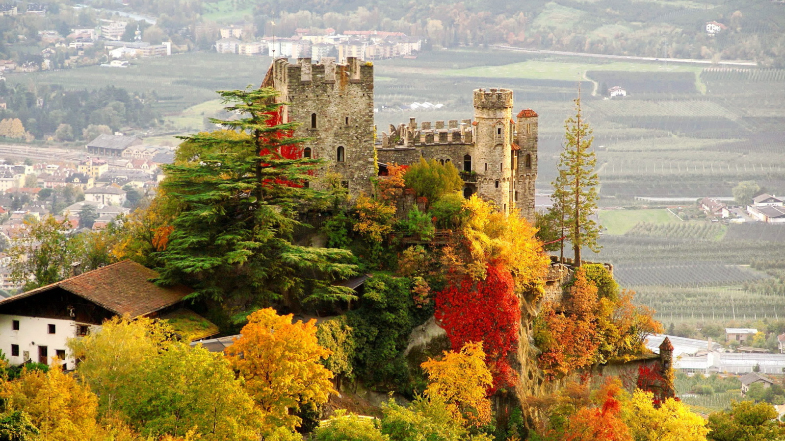 Brunnenburg Castle in South Tyrol screenshot #1 1600x900