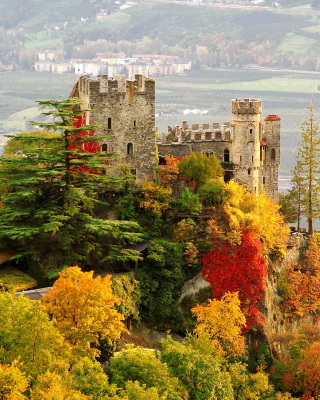 Brunnenburg Castle in South Tyrol sfondi gratuiti per iPhone 4S