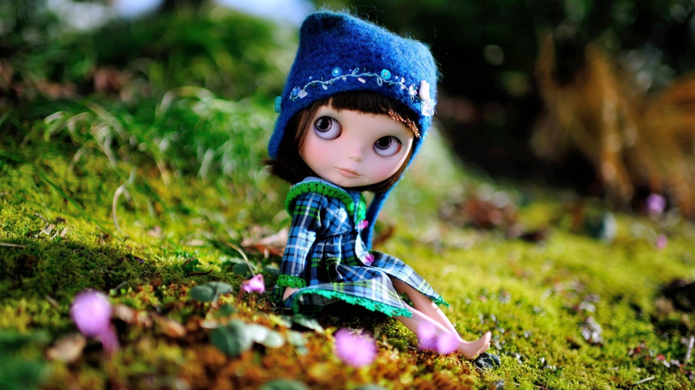 Screenshot №1 pro téma Cute Doll In Blue Hat 1366x768