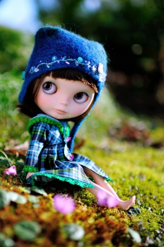 Sfondi Cute Doll In Blue Hat 320x480
