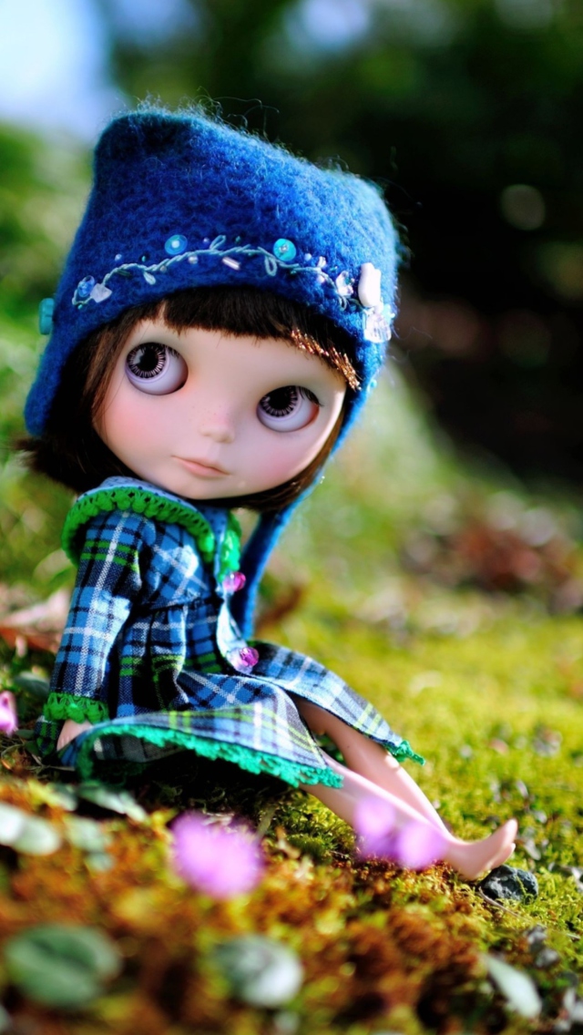 Обои Cute Doll In Blue Hat 640x1136