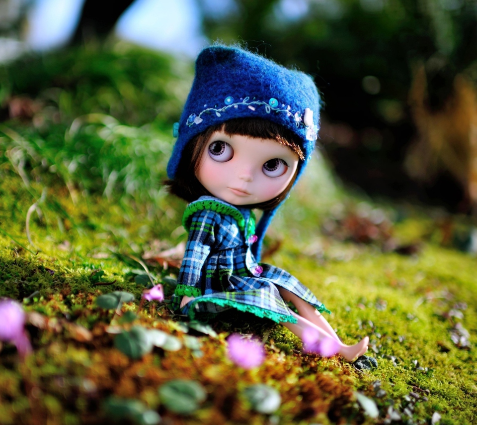 Cute Doll In Blue Hat screenshot #1 960x854