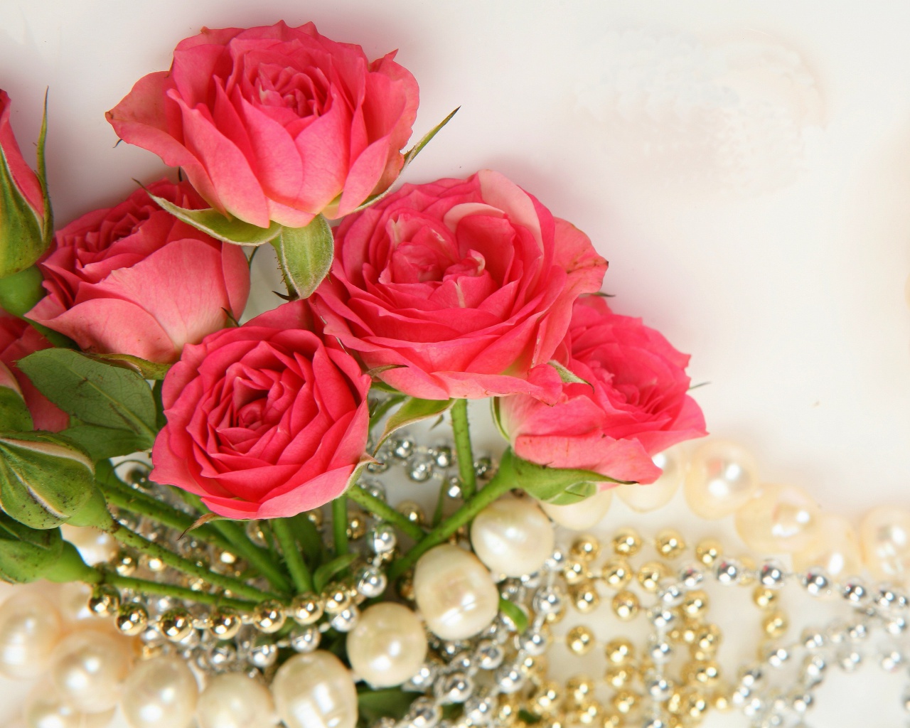 Necklace and Roses Bouquet wallpaper 1280x1024