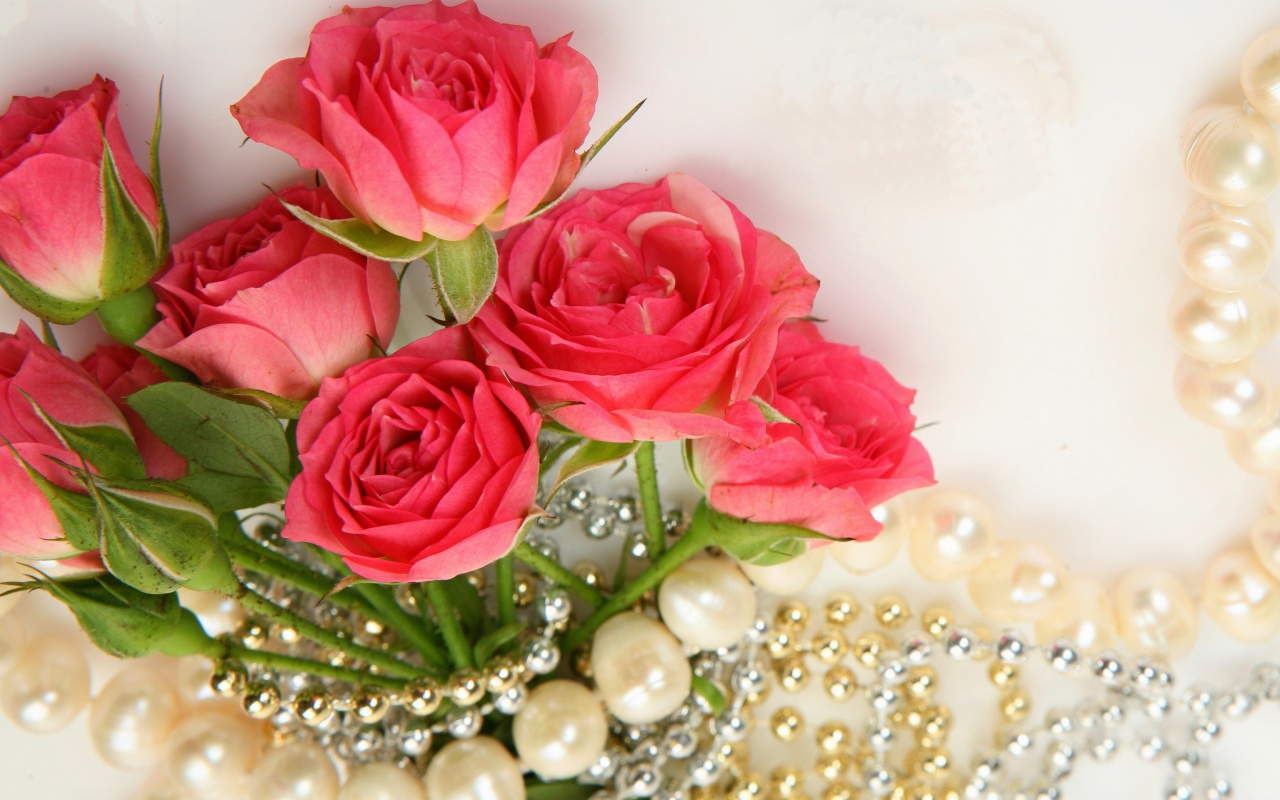 Обои Necklace and Roses Bouquet 1280x800