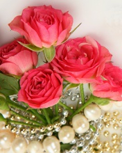 Das Necklace and Roses Bouquet Wallpaper 176x220