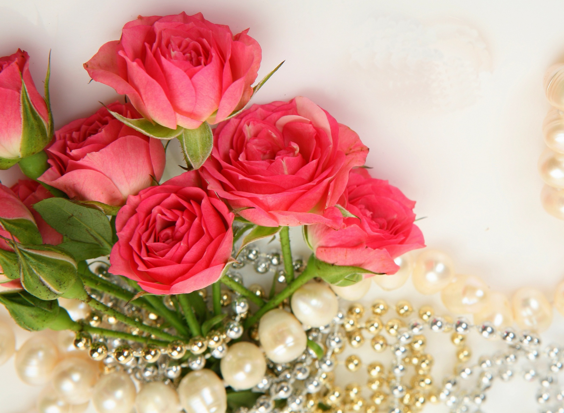 Necklace and Roses Bouquet wallpaper 1920x1408