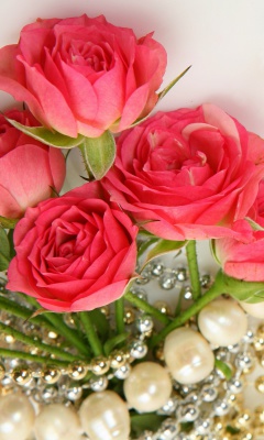 Fondo de pantalla Necklace and Roses Bouquet 240x400