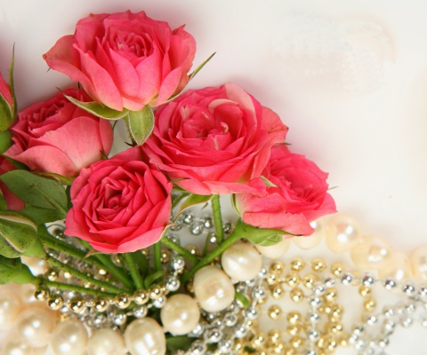 Das Necklace and Roses Bouquet Wallpaper 480x400