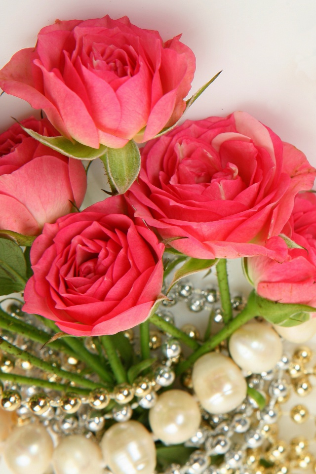 Fondo de pantalla Necklace and Roses Bouquet 640x960