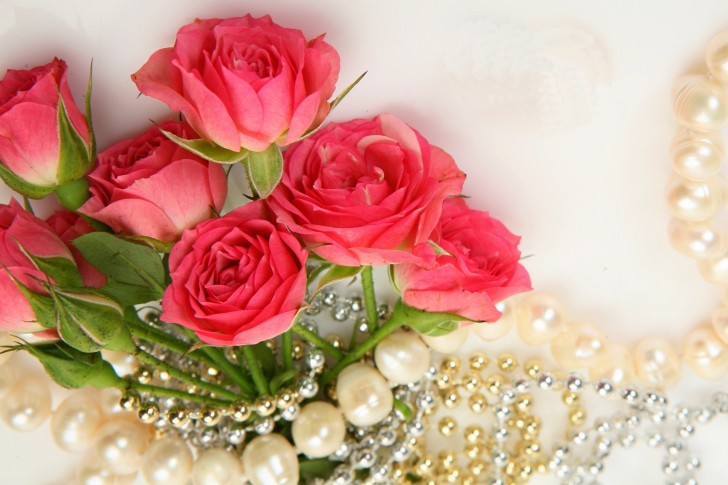 Necklace and Roses Bouquet wallpaper