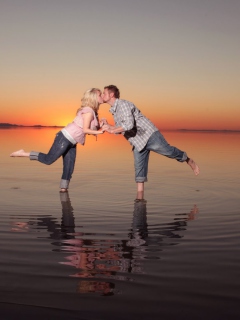 Das Sunset Kiss Wallpaper 240x320