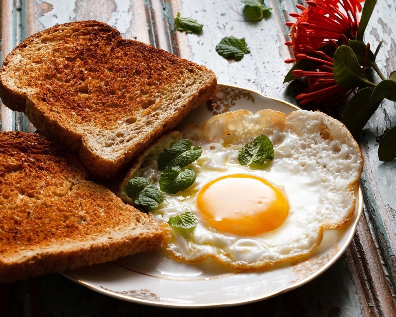 Fondo de pantalla Breakfast with toast and scrambled eggs 1280x1024