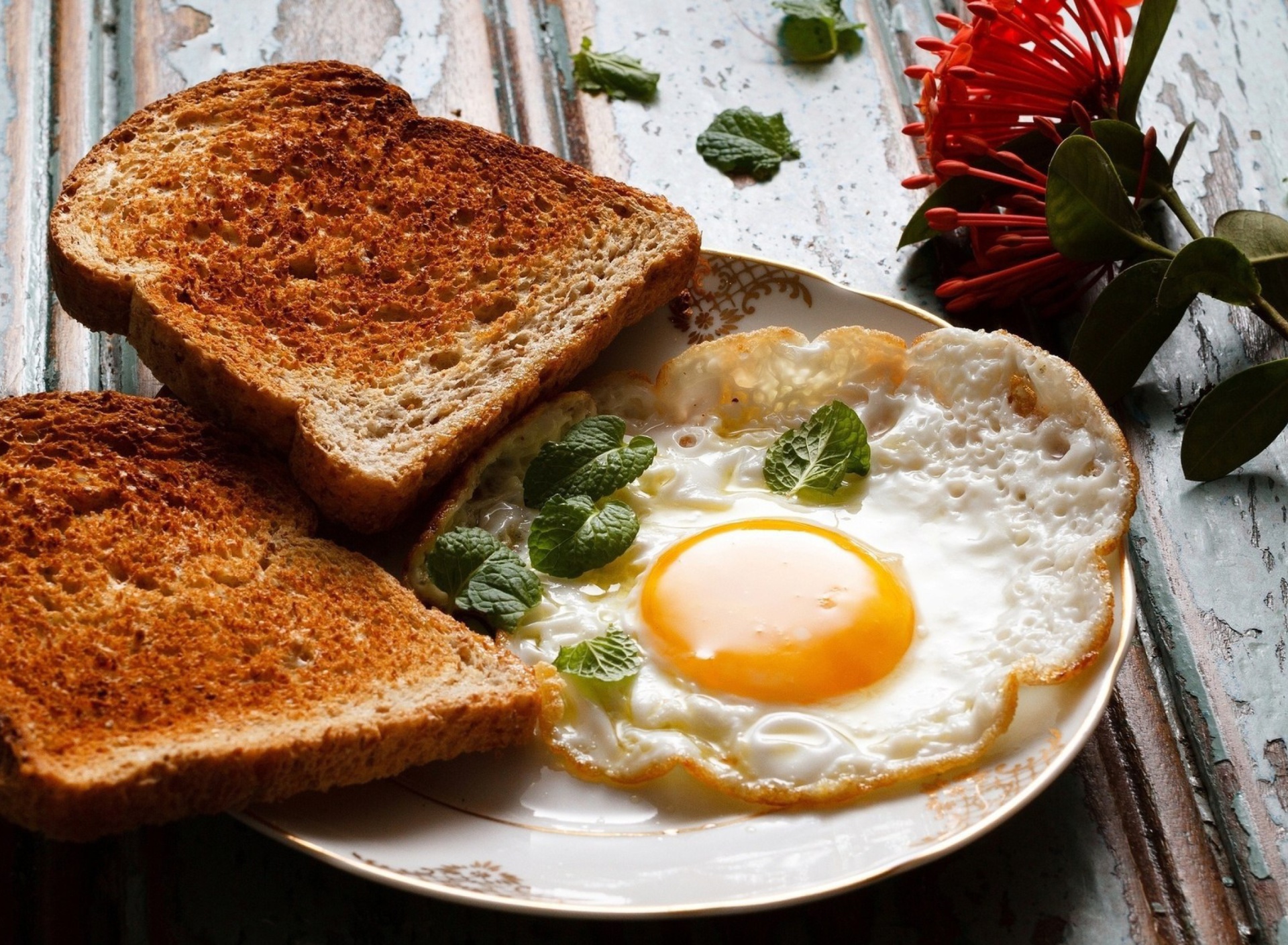 Das Breakfast with toast and scrambled eggs Wallpaper 1920x1408