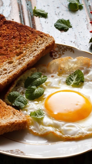Fondo de pantalla Breakfast with toast and scrambled eggs 360x640