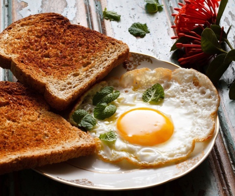 Breakfast with toast and scrambled eggs wallpaper 480x400