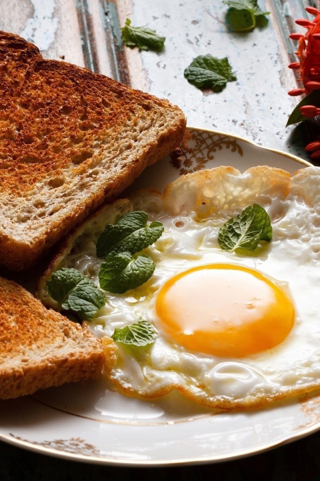 Обои Breakfast with toast and scrambled eggs 640x960