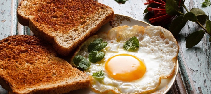Fondo de pantalla Breakfast with toast and scrambled eggs 720x320