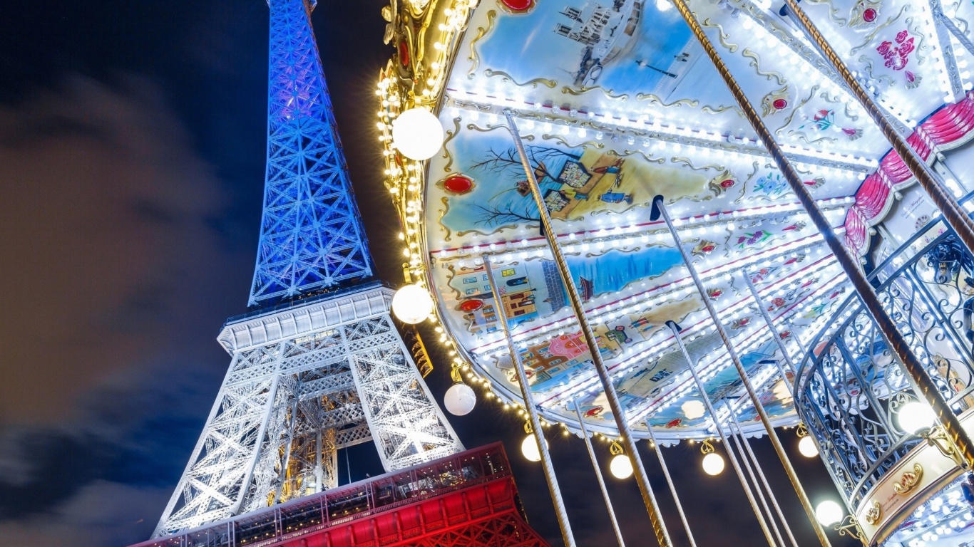 Das Eiffel Tower in Paris and Carousel Wallpaper 1366x768