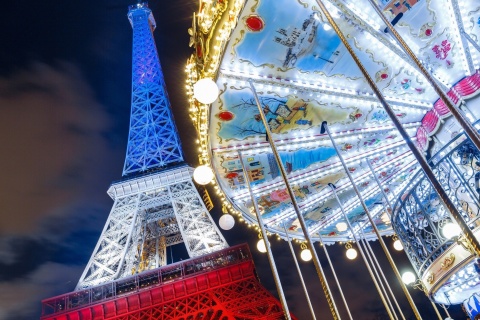 Fondo de pantalla Eiffel Tower in Paris and Carousel 480x320