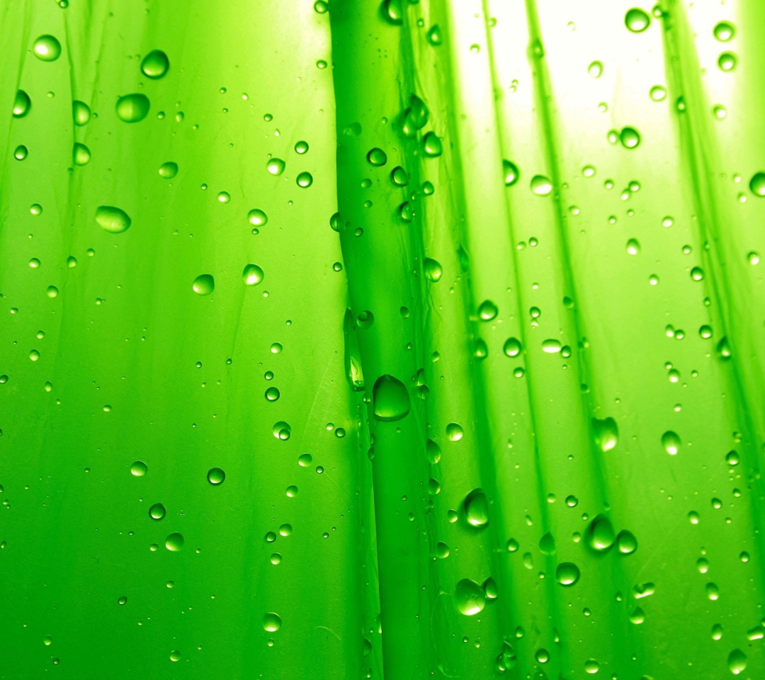 Sfondi Green Drops Of Rain 1080x960