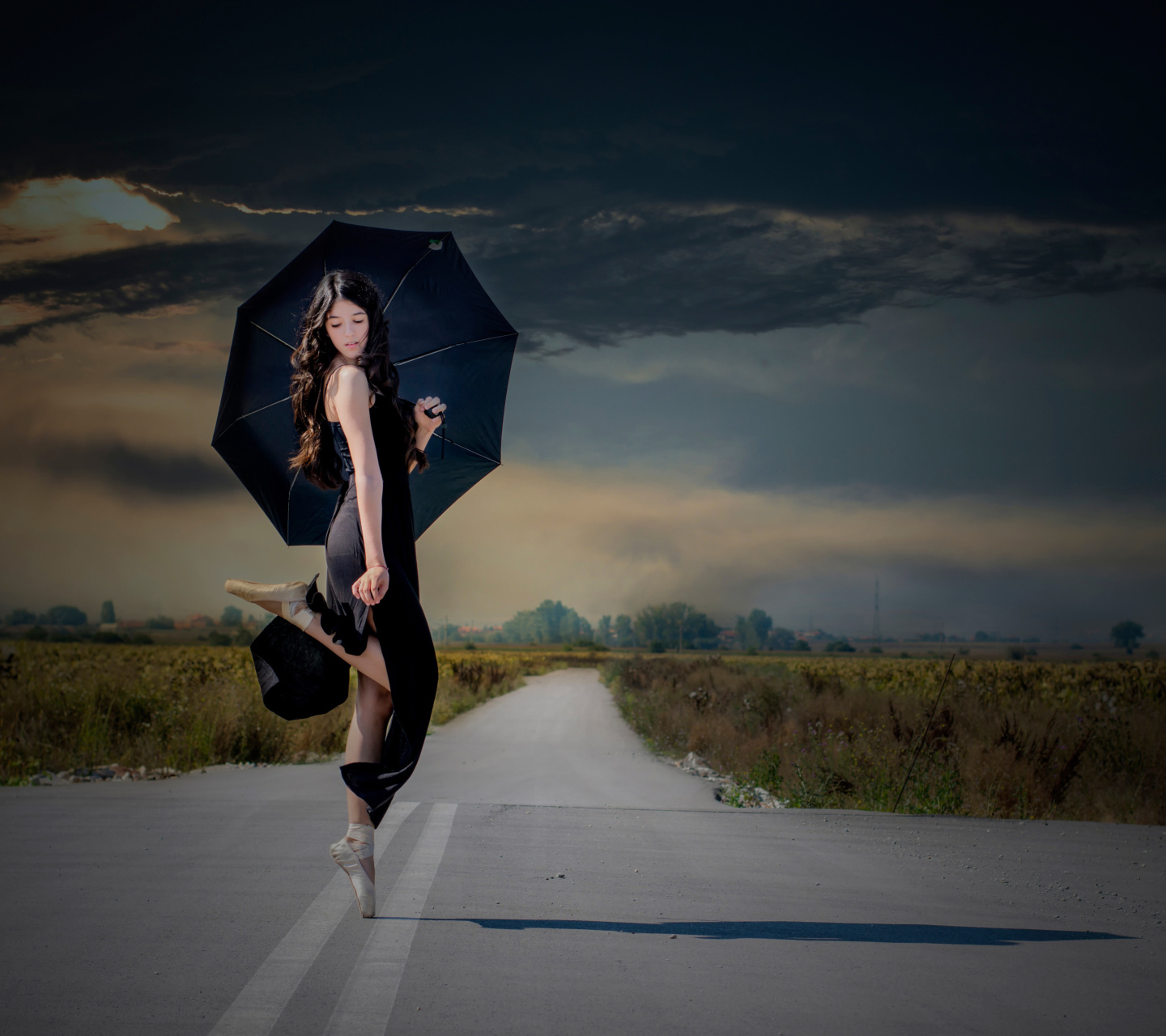 Sfondi Ballerina with black umbrella 1440x1280