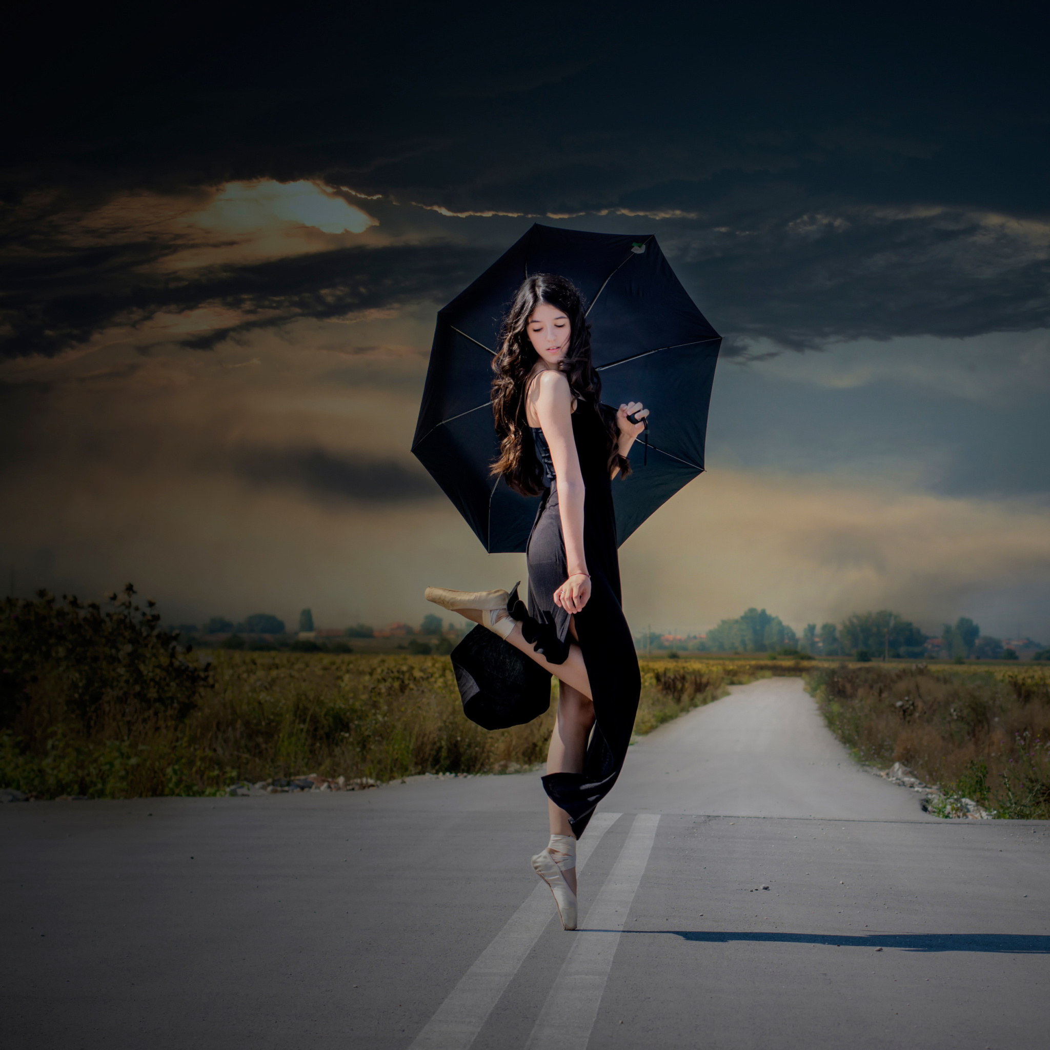 Das Ballerina with black umbrella Wallpaper 2048x2048