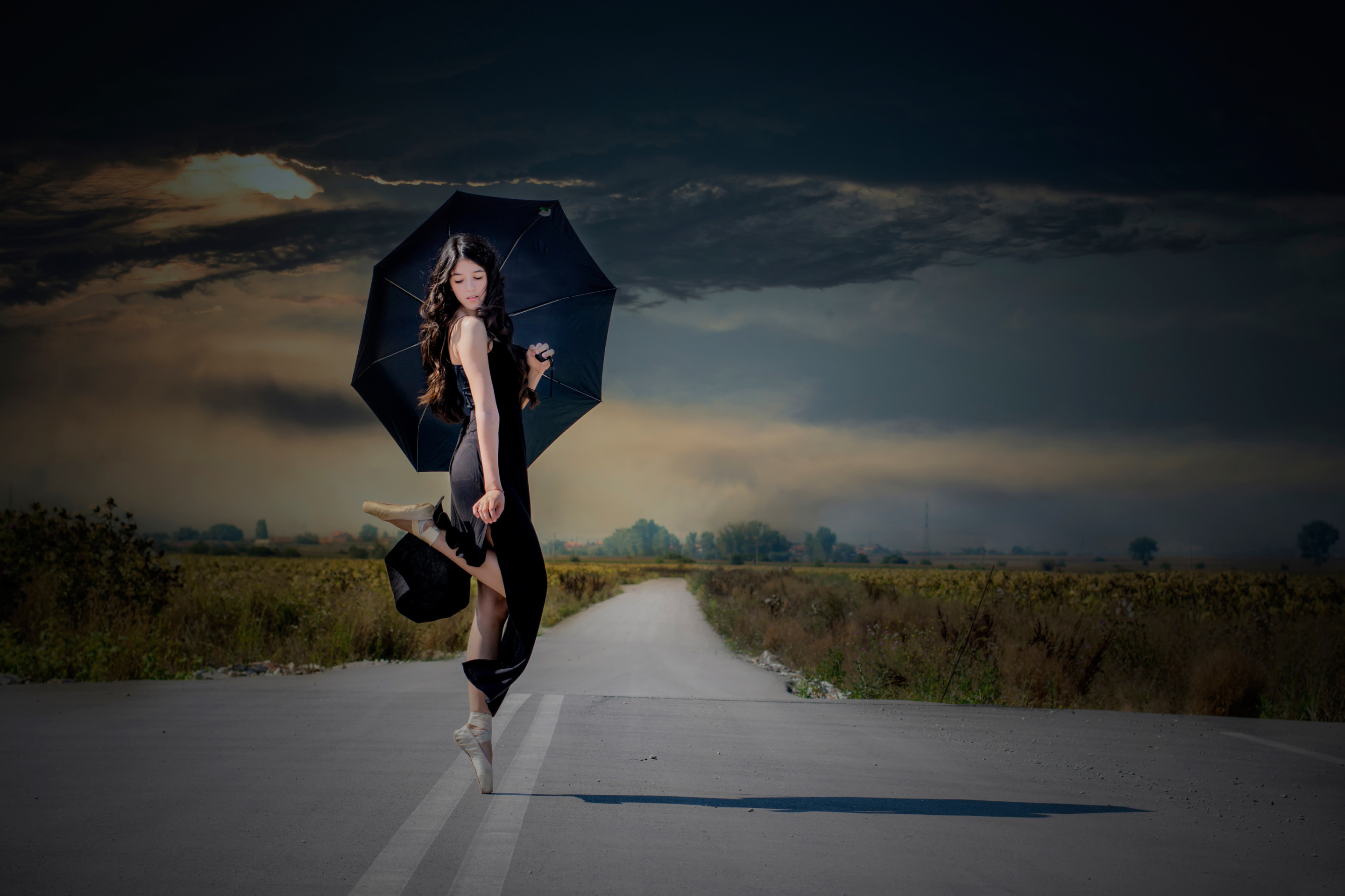 Обои Ballerina with black umbrella 2880x1920