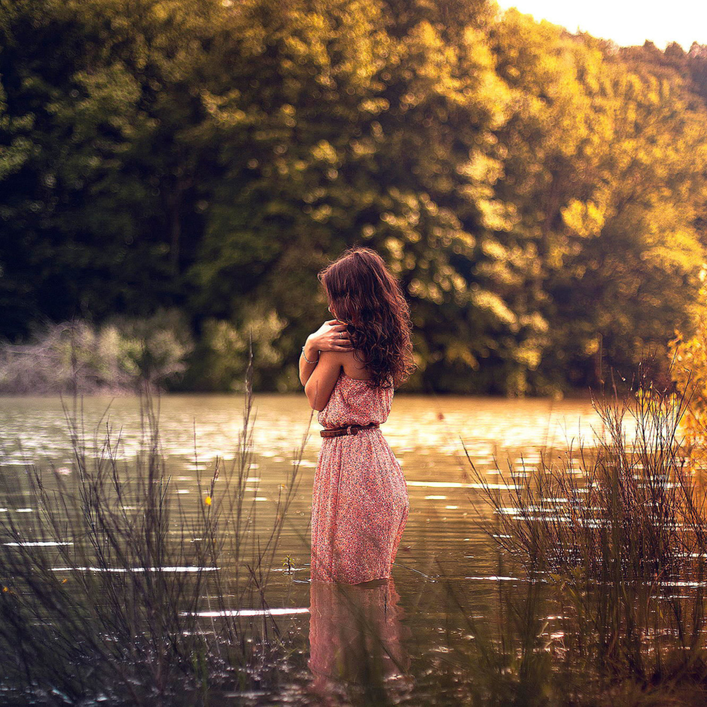 Sfondi Girl In Summer Dress In River 1024x1024