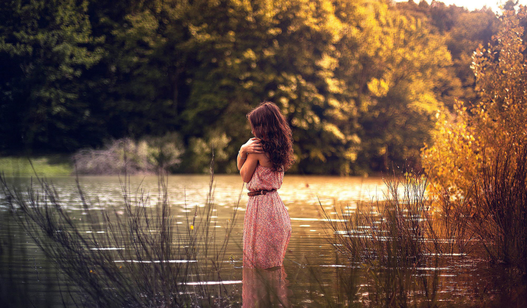 Girl In Summer Dress In River wallpaper 1024x600