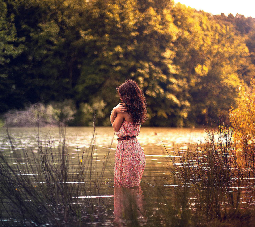 Sfondi Girl In Summer Dress In River 1080x960