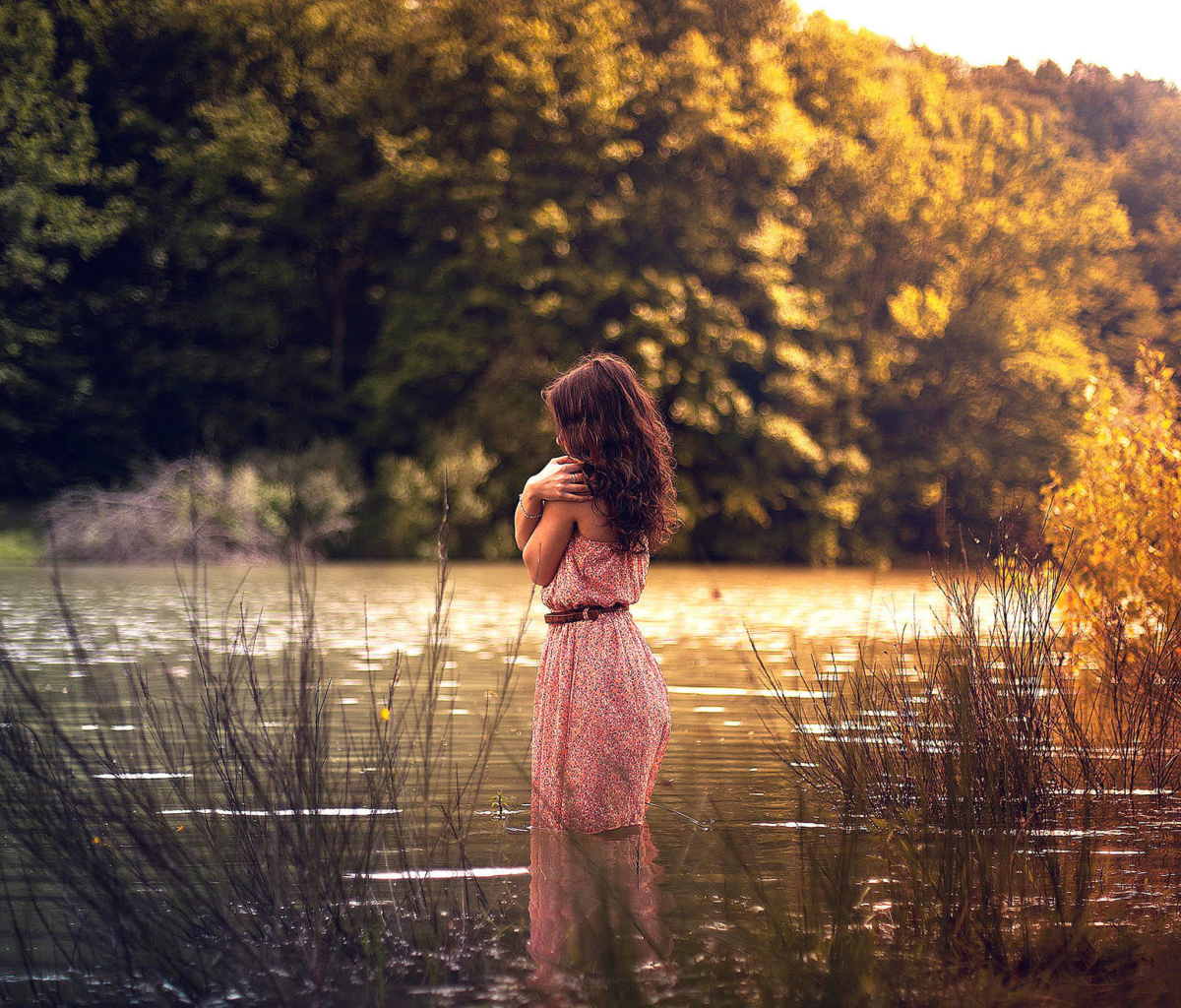 Girl In Summer Dress In River screenshot #1 1200x1024