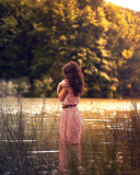 Sfondi Girl In Summer Dress In River 128x160