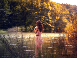 Das Girl In Summer Dress In River Wallpaper 320x240
