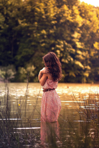 Sfondi Girl In Summer Dress In River 320x480