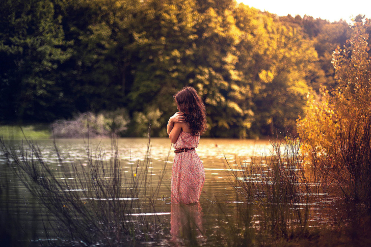 Sfondi Girl In Summer Dress In River