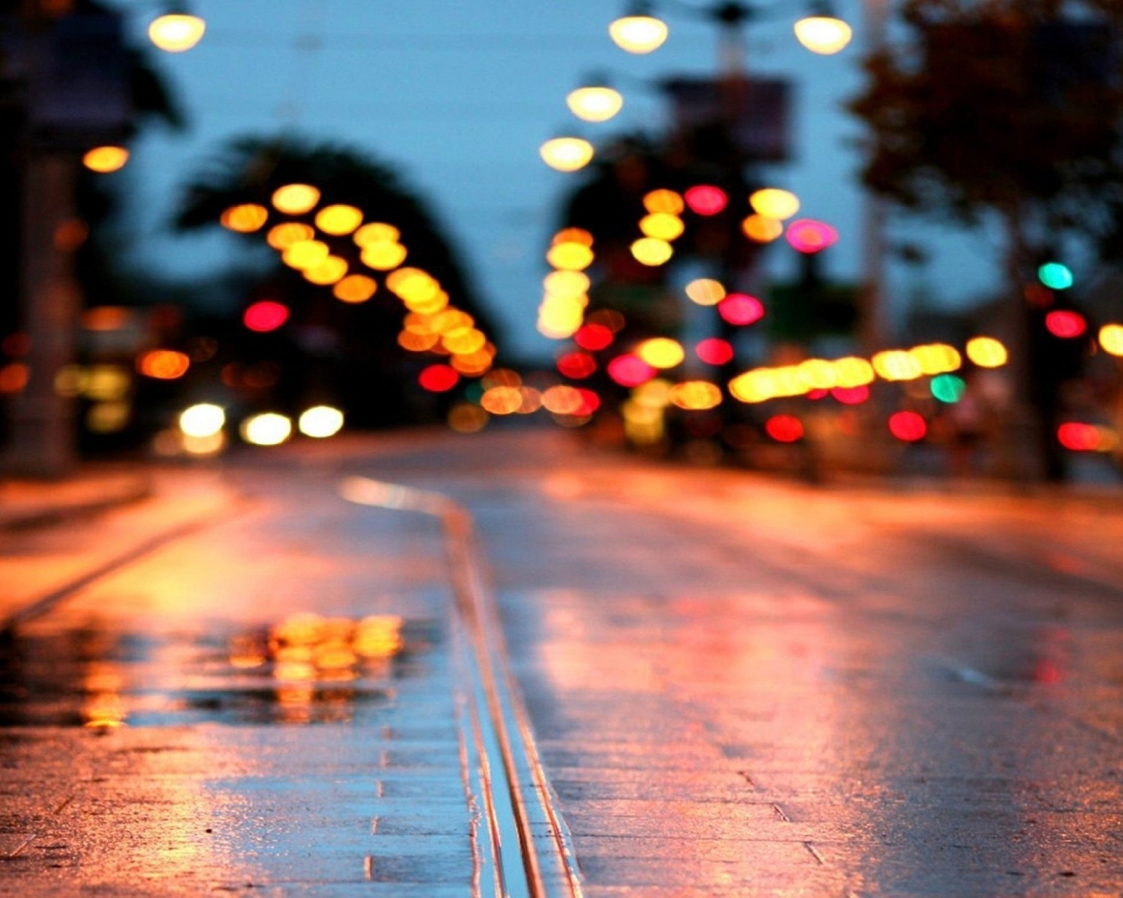 Screenshot №1 pro téma City Lights After Rain 1600x1280