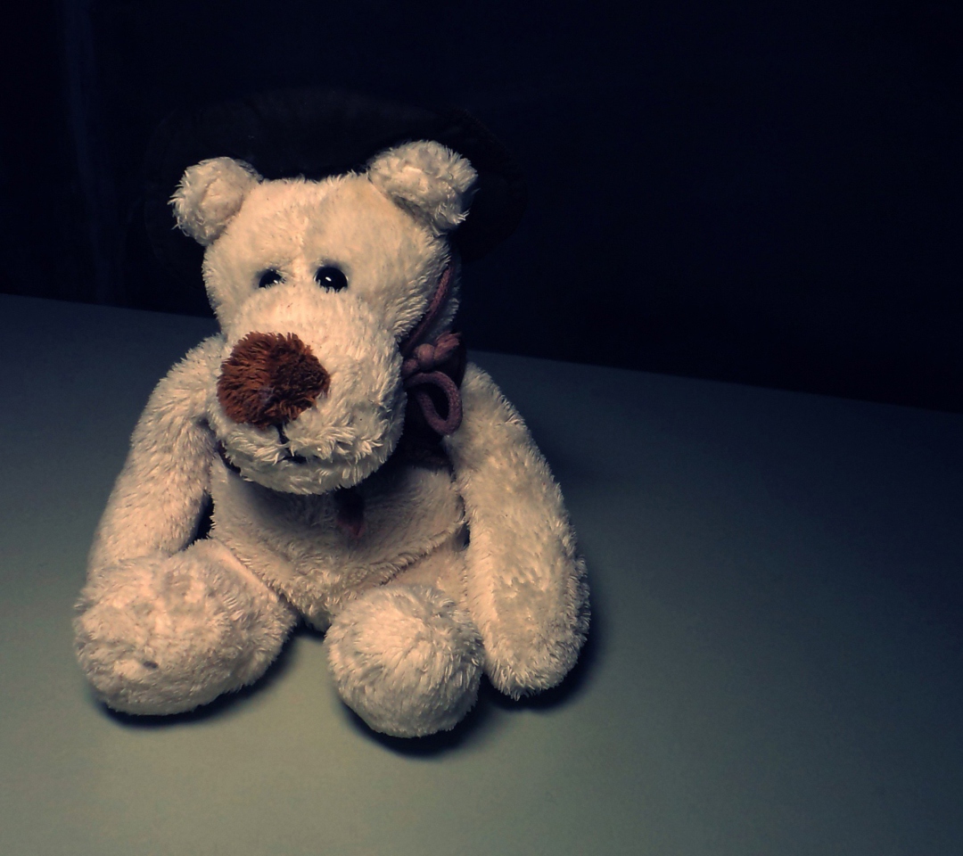 Обои Sad Teddy Bear Sitting Alone 1080x960