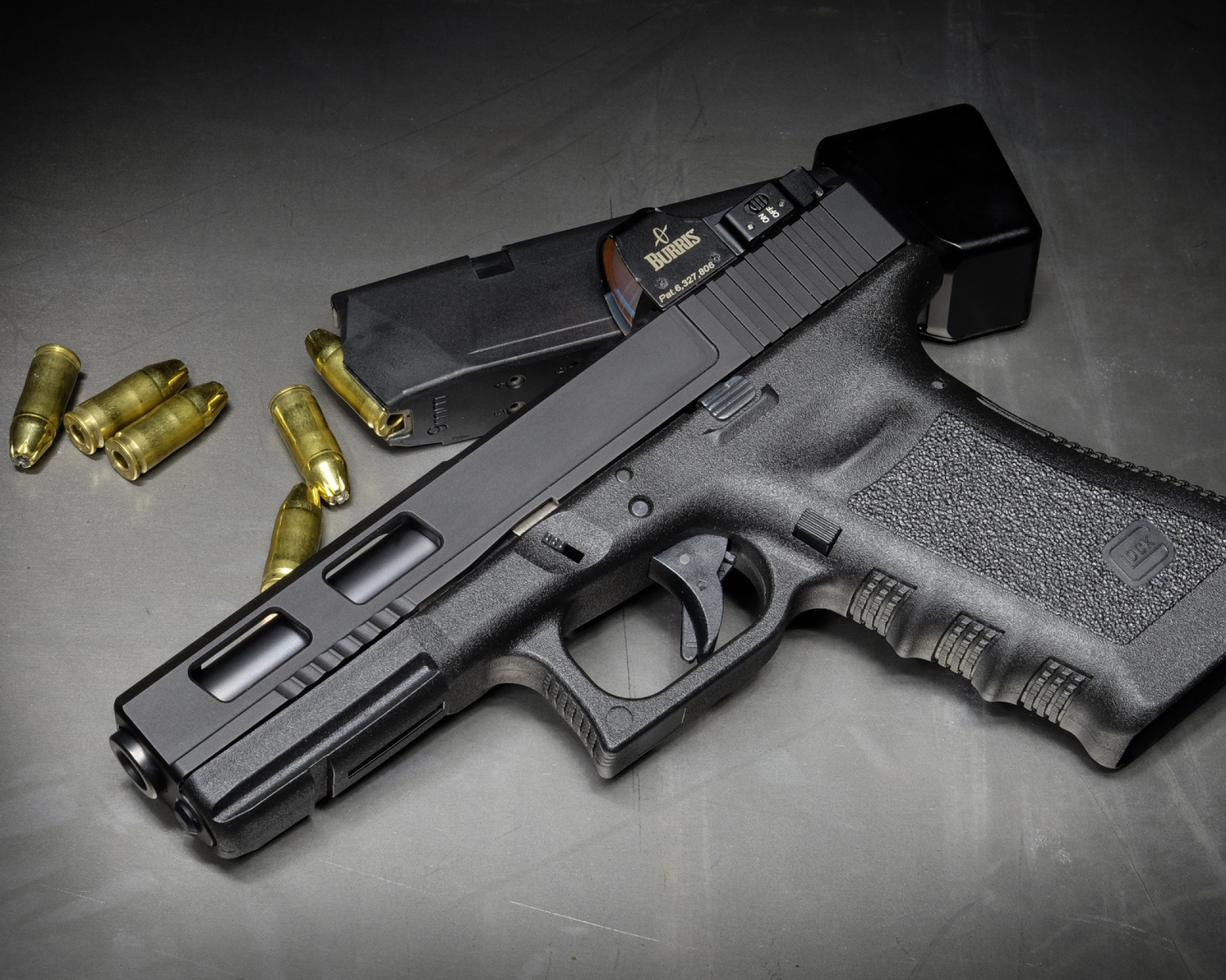 Das Glock 17 Pistol Wallpaper 1600x1280