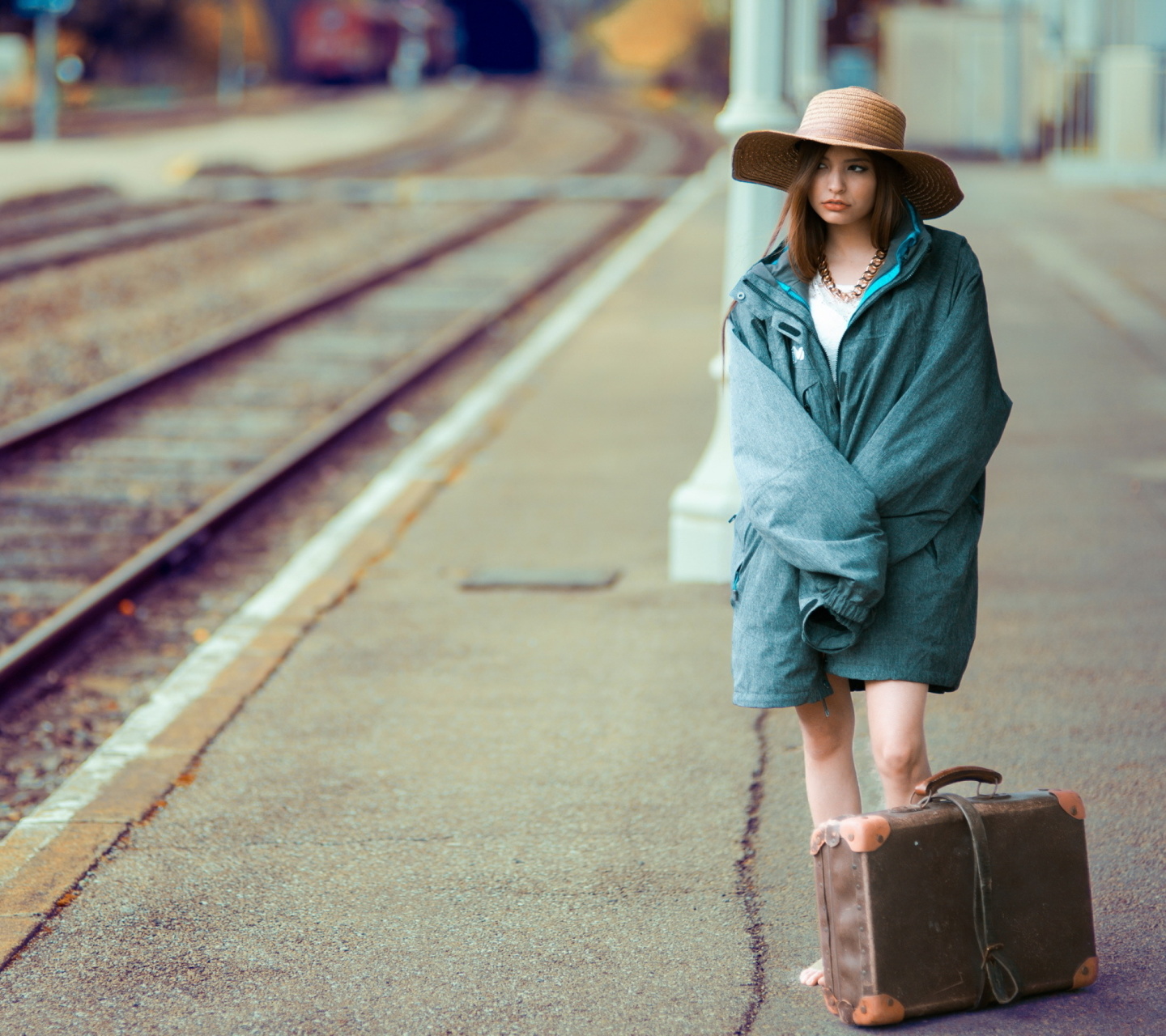 Girl on Railway Station screenshot #1 1440x1280